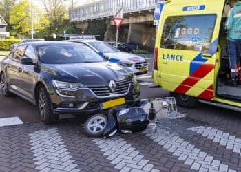 Vrouw op scooter lichtgewond na botsing met afslaande auto in Heemstede
