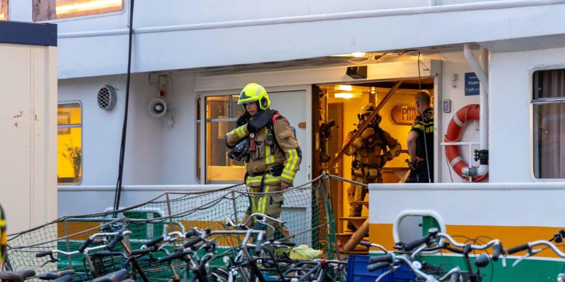Brand op vluchtelingenboot Waarderpolder: “Meubelstuk had vlam gevat”