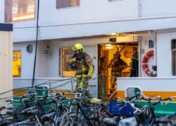 Brand op vluchtelingenboot Waarderpolder: “Meubelstuk had vlam gevat”