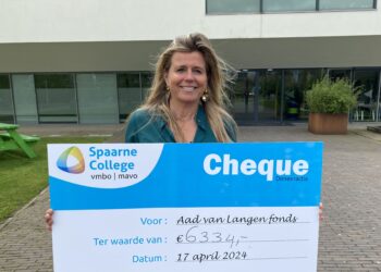 Schoolleider loopt marathon voor goed doel, maar haalt eindstreep niet: “Falen met trots”