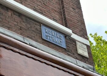 Man mishandeld door drietal in Koningstraat, mogelijk om geaardheid