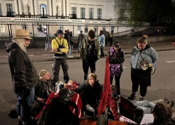 Vastgelijmde klimaatactivisten brengen de nacht door op het asfalt voor het provinciehuis