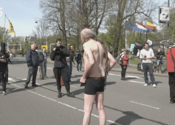 Gemeente sluit weg af voor provinciehuis, demonstranten betreden N205