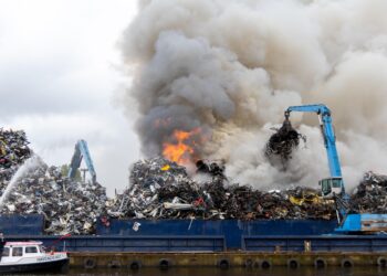 Grote brand bij sloperij Waarderpolder onder controle