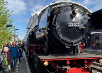 Duizenden mensen nemen kijkje bij stoomtrein op station Haarlem: “Er zit een ziel achter”