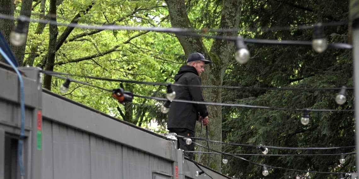 Vrijwilligers nog druk in de weer met opbouw Bevrijdingspop: “Alleen het weer is niet te voorspellen”
