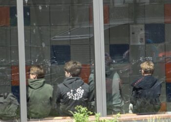 Geen mobieltjes meer op de middelbare school: “Iedereen neemt het stiekem mee”