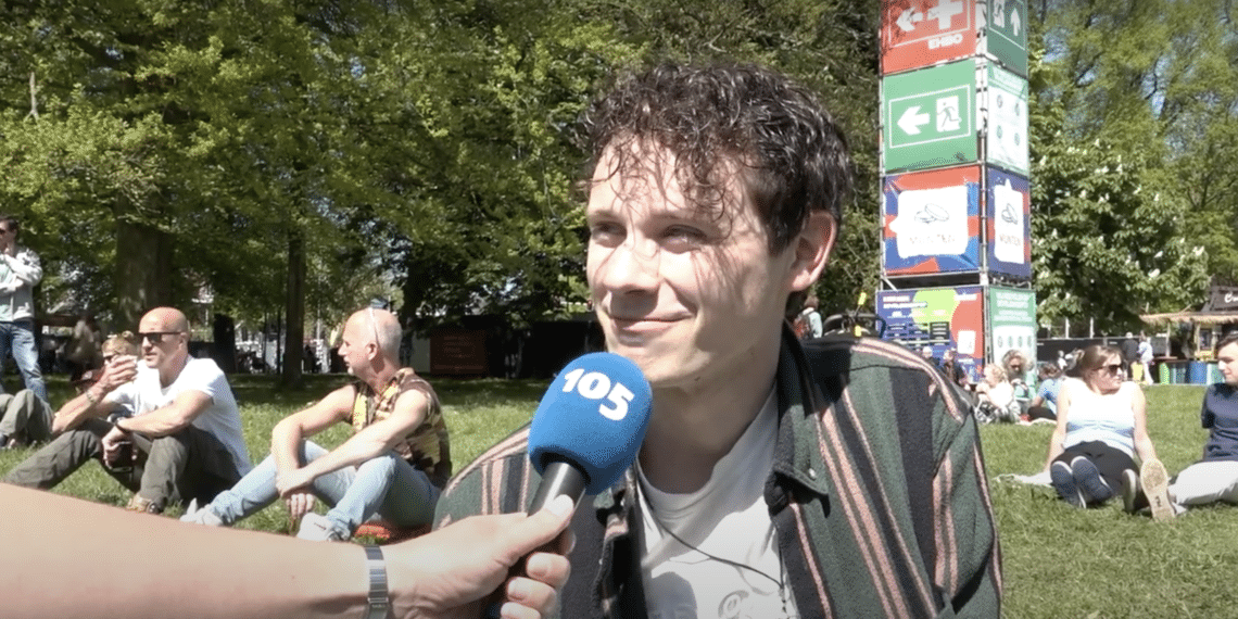 Uitrusten op het Vlooienveld: “Genieten van het zonnetje, gezelligheid en de vrijheid die we hebben”