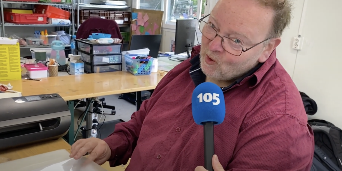 Al twintig jaar de ‘lamineerkoning’ van Bevrijdingspop: “Familiegevoel en sfeer vind ik heel leuk”