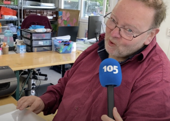 Al twintig jaar de ‘lamineerkoning’ van Bevrijdingspop: “Familiegevoel en sfeer vind ik heel leuk”