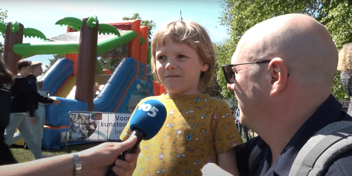 Alle kinderen verzamelen op het Kinderfestival