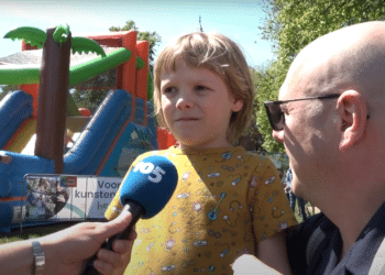 Alle kinderen verzamelen op het Kinderfestival