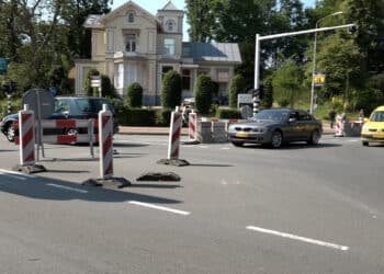 Laatste week verkeersproef afslag kruispunt Kennemerplein en Bolwerken: “Moet langer wachten”