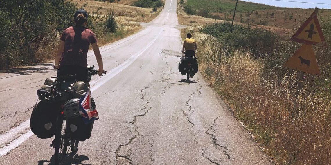 Fietsende Tessa laat Europa achter zich: “Iran wordt spannend, soms wel honderd kilometer niets”