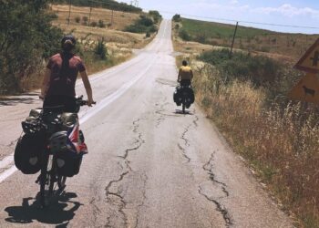 Fietsende Tessa laat Europa achter zich: “Iran wordt spannend, soms wel honderd kilometer niets”