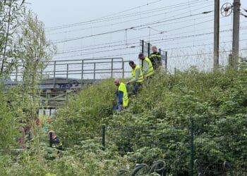 Politiehelikopter rukt uit voor drie mannen op het spoor in Haarlem