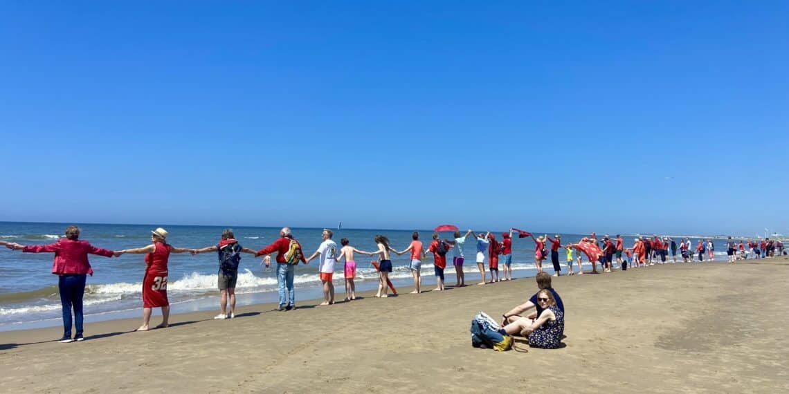 Bloemendaal vult zich met strandgasten én klimaatactivisten: “Wij maken ons zorgen voor onze kinderen”