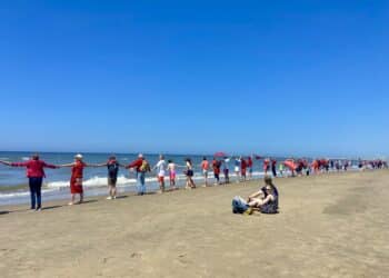 Bloemendaal vult zich met strandgasten én klimaatactivisten: “Wij maken ons zorgen voor onze kinderen”
