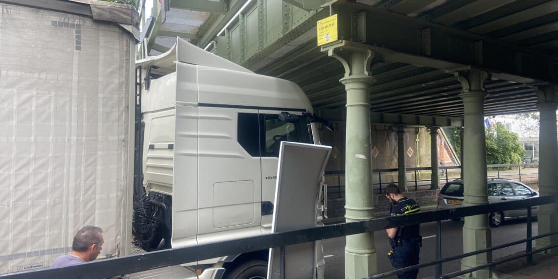 Spaanse vrachtwagen zijlweg spoorbrug viaduct klem