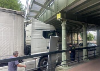 Spaanse vrachtwagen zijlweg spoorbrug viaduct klem