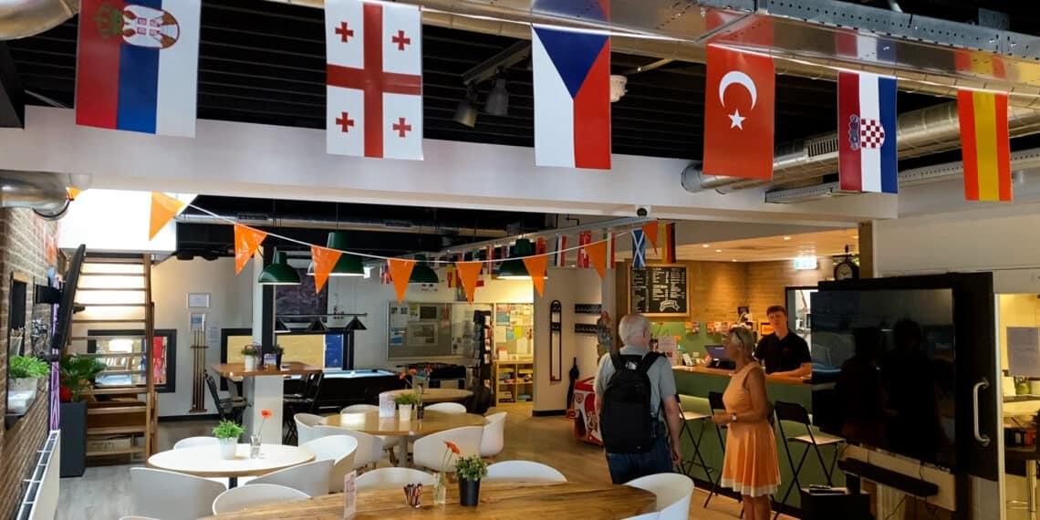 Oranjegevoel Spaarndam nog ver te zoeken: “Nog nooit zo weinig oranje in de straten”