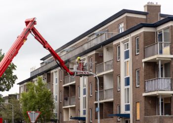 Gewonde bij woningbrand P.C. Boutensstraat, meerdere woningen ontruimd
