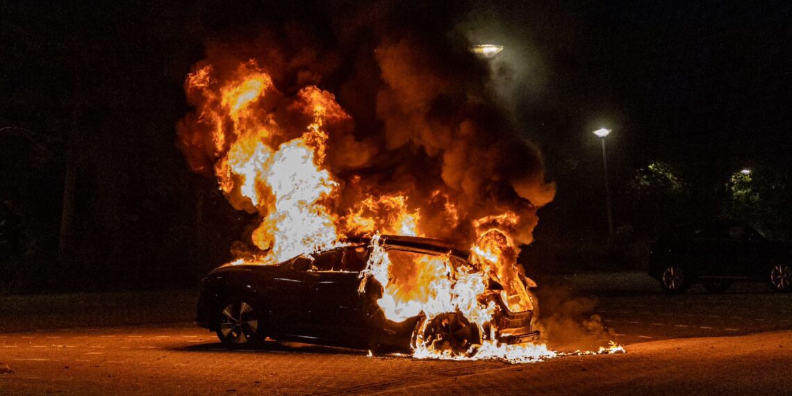 Auto gaat in vlammen op in Schalkwijk, 41-jarige Haarlemmer aangehouden