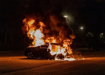 Auto gaat in vlammen op in Schalkwijk, 41-jarige Haarlemmer aangehouden