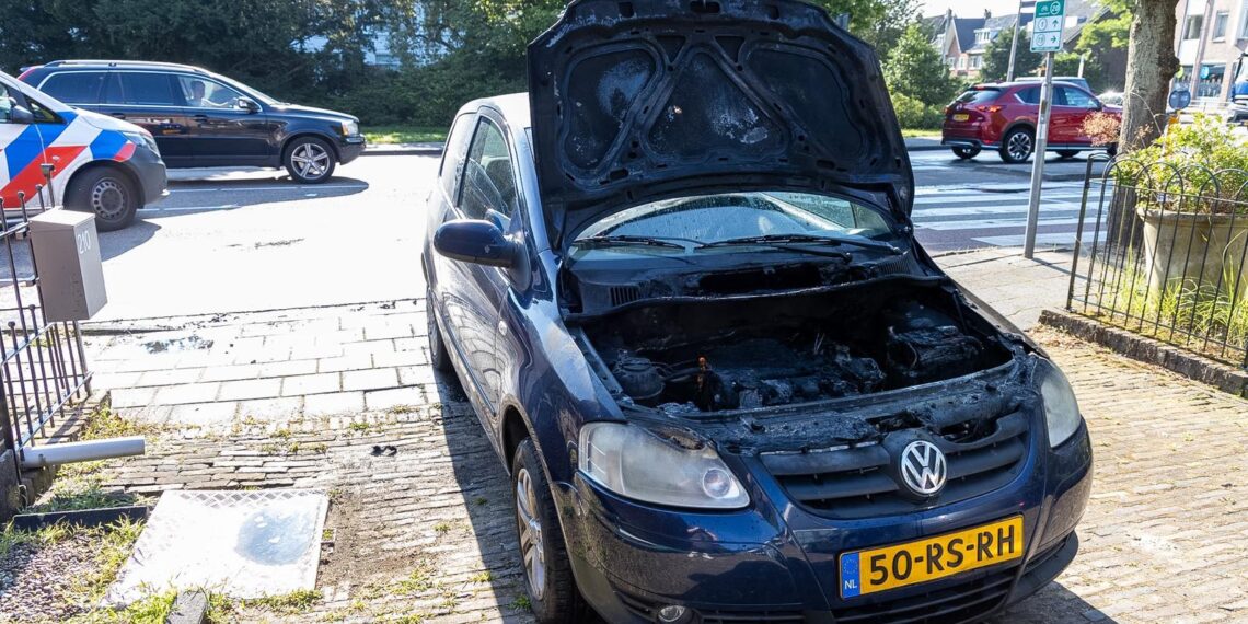 Auto vliegt in brand op Bloemendaalseweg: “Technische oorzaak”