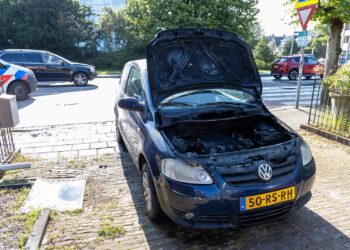 Auto vliegt in brand op Bloemendaalseweg: “Technische oorzaak”
