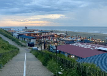 Zandvoort kustplaats boulevard strandtent