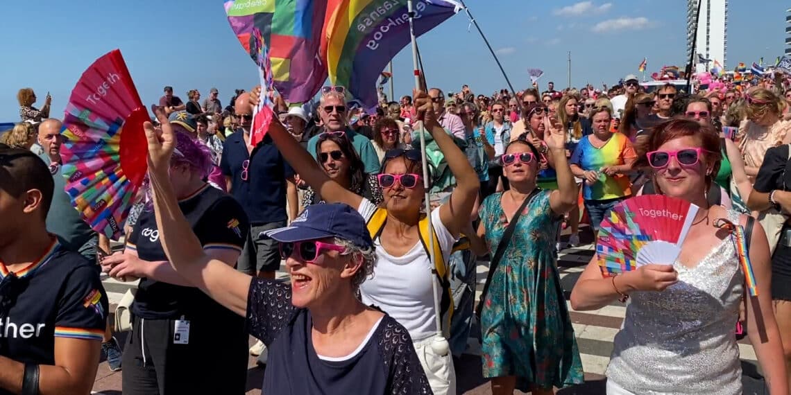 Pride at the Beach: “Voelen ons niet veilig om hand in hand in Haarlem te lopen”