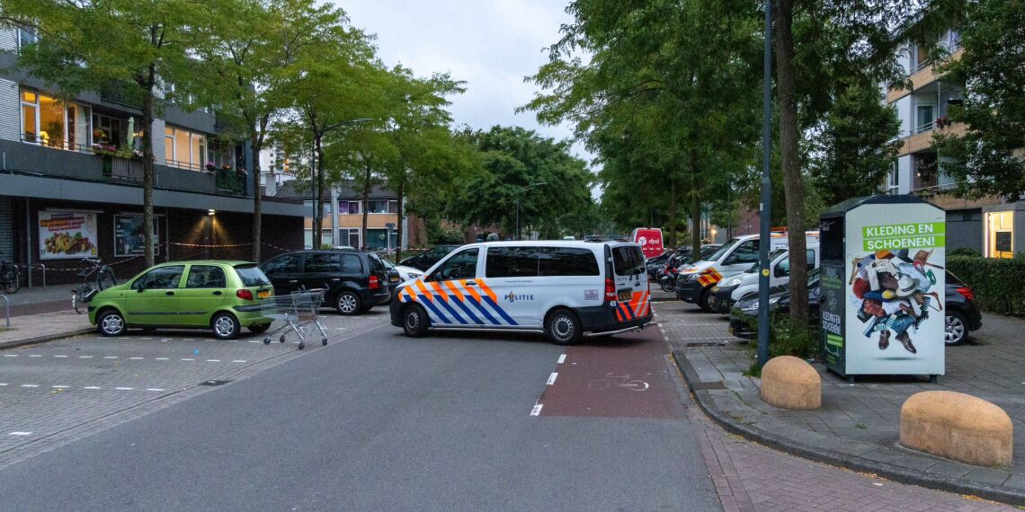 Voetganger zwaargewond na aanrijding met auto, bestuurder later aangehouden