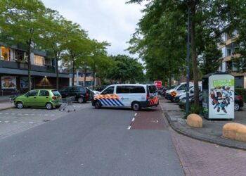 Voetganger zwaargewond na aanrijding met auto, bestuurder later aangehouden