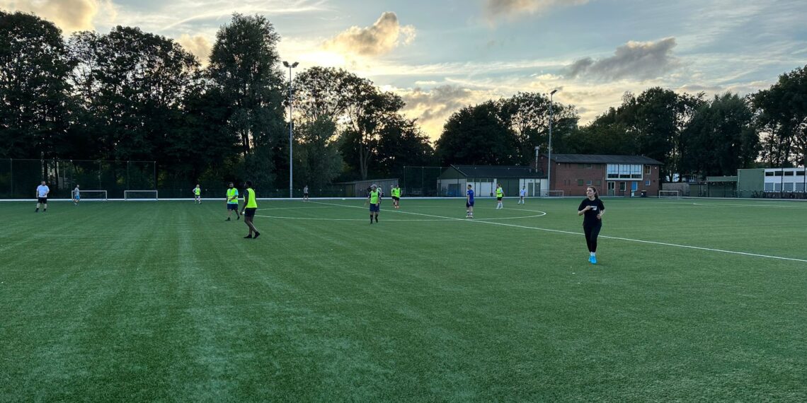 ‘Terrible football’ groot succes in Haarlem: “Meer dan honderd mensen in de app”