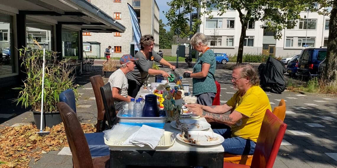 Straatkunst in de Van Zeggelenbuurt: “Goed dat er iets speels gebeurt in zo’n trieste buurt”