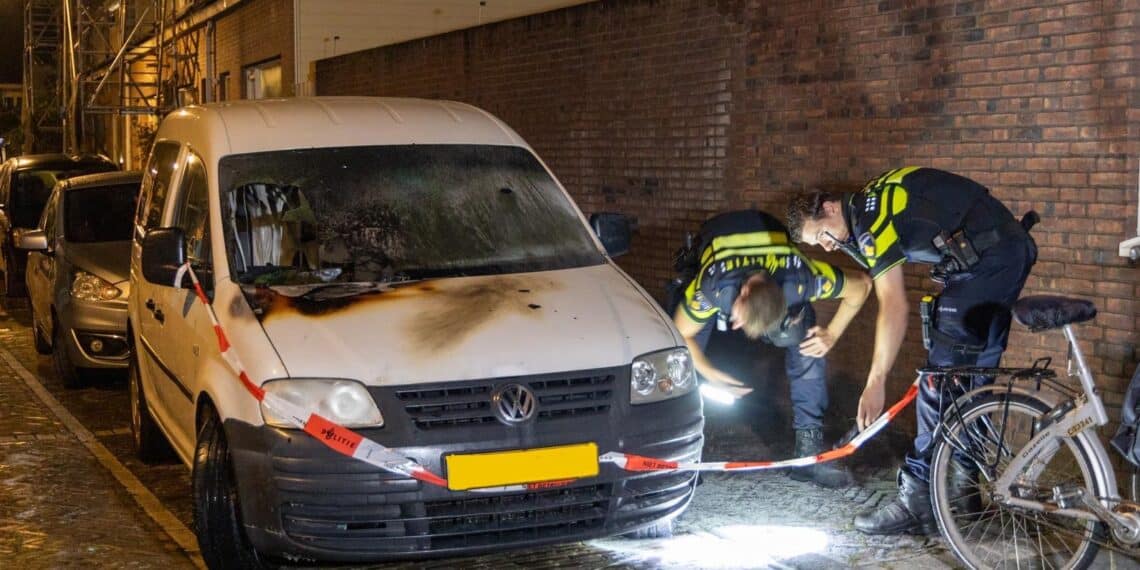 Buurt hoort knal bij autobrand Haarlem, politie gaat uit van brandstichting