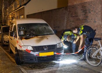 Buurt hoort knal bij autobrand Haarlem, politie gaat uit van brandstichting