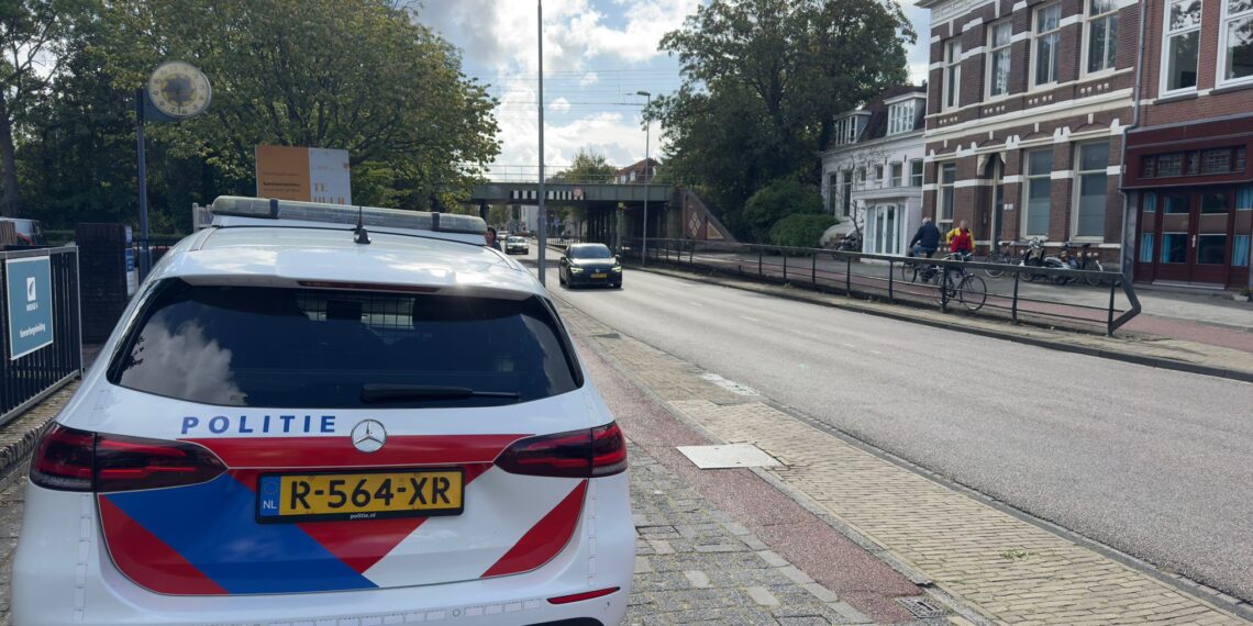 Vrachtwagen rijdt tegen spoorviaduct in Haarlem, treinverkeer weer opgestart