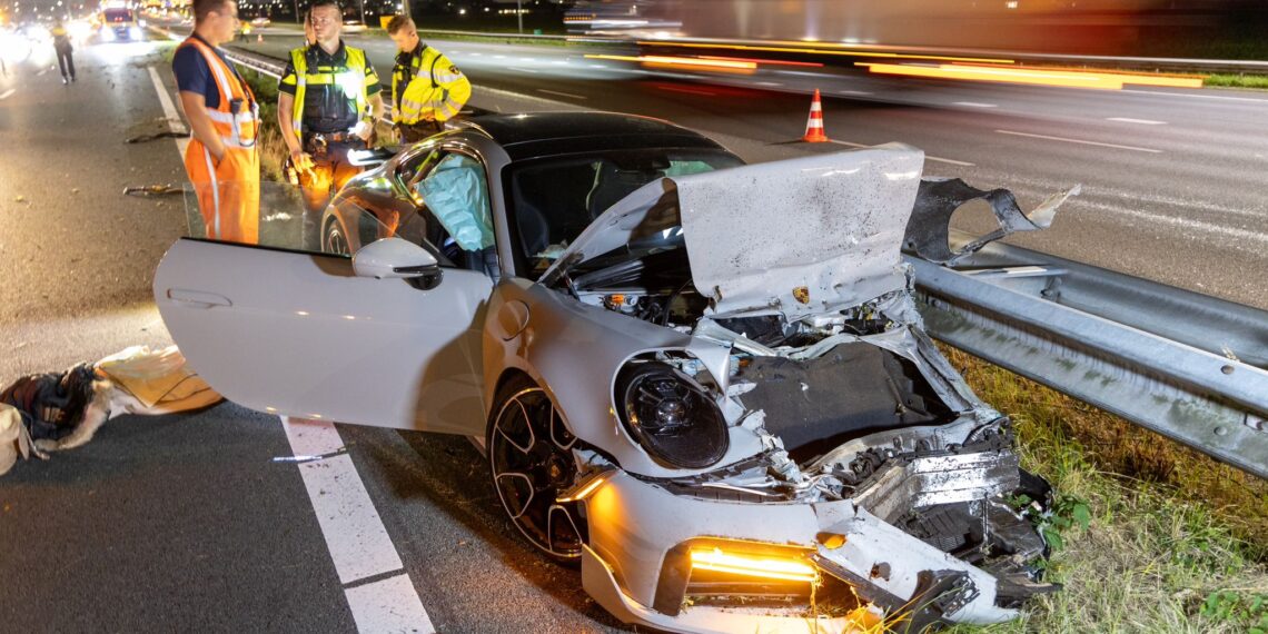 Porsche zwaar beschadigd na botsing op A9, inzittenden vluchten na crash