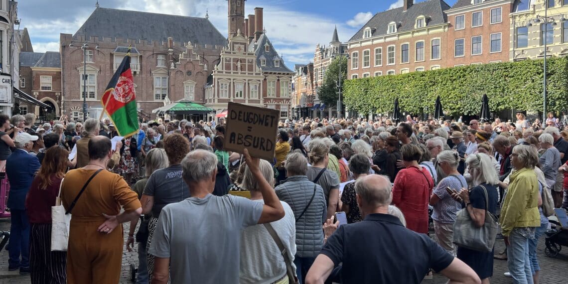 Honderden mensen zingen voor Afghaanse vrouwen: “Ik had een brok in mijn keel”