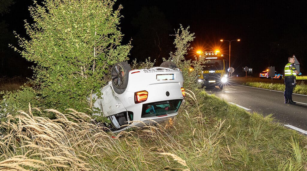 Auto over de kop bij Zeeweg, bestuurder had mogelijk gedronken