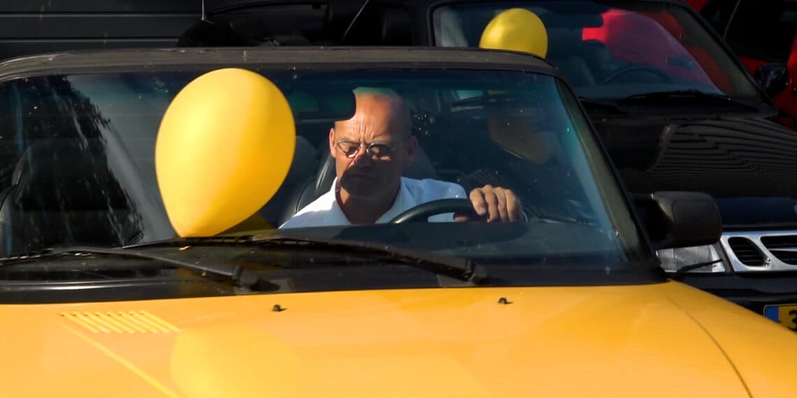 Hele straat vol met Saabs: Autogarage viert jubileum samen met trouwe klanten