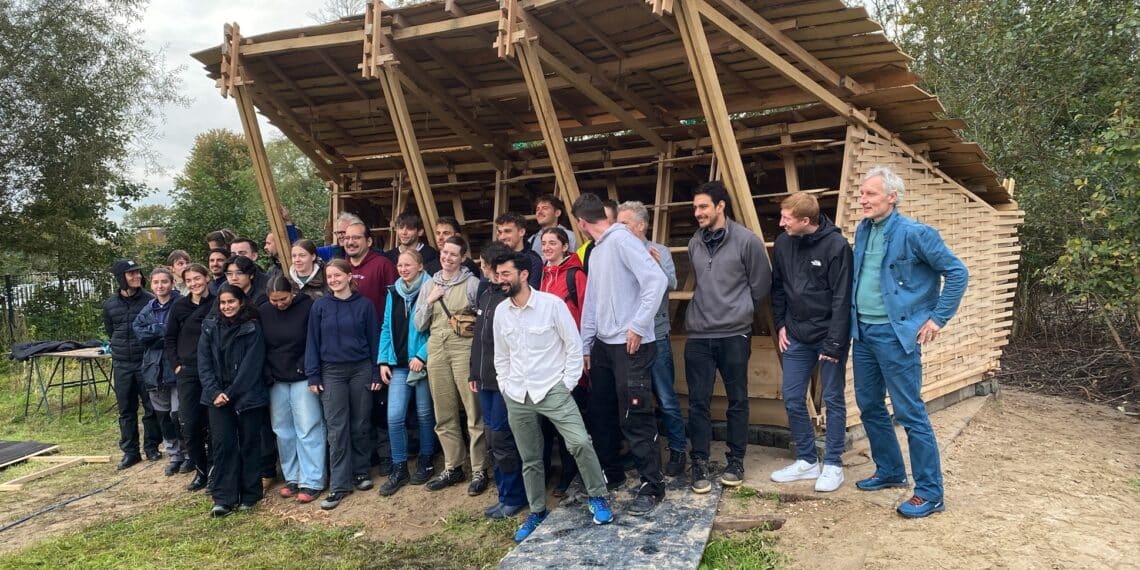 Groepsfoto studenten bij nieuw kippenhok