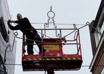 Kerstverlichting brandt weer in de stad: ‘Mijn opa begon er na de oorlog mee’