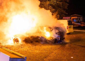 Autobrand op Vondelweg in Haarlem-Noord: politie onderzoekt oorzaak