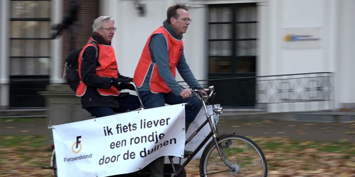 Fietsend protest bij provinciehuis om duinpaden te redden