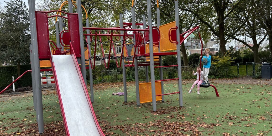 Sport- en speeltoestellen in Haarlem-Oost, Noord en Schalkwijk aan vervanging toe: ‘Tot die tijd wel veilig’