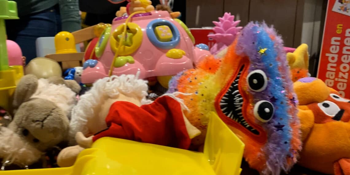 Meer speelgoed dan verwacht bij drukbezochte Swap Sint in Haarlem-Noord