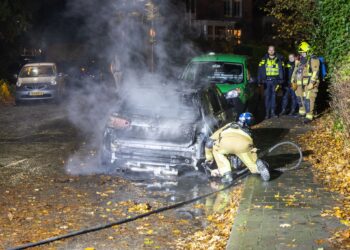 Politie onderzoekt autobrand: ‘Ander voertuig van eigenaar vorige week in brand gestoken’